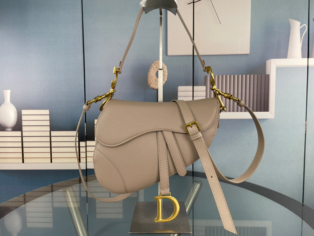 Chic Curve Saddles
