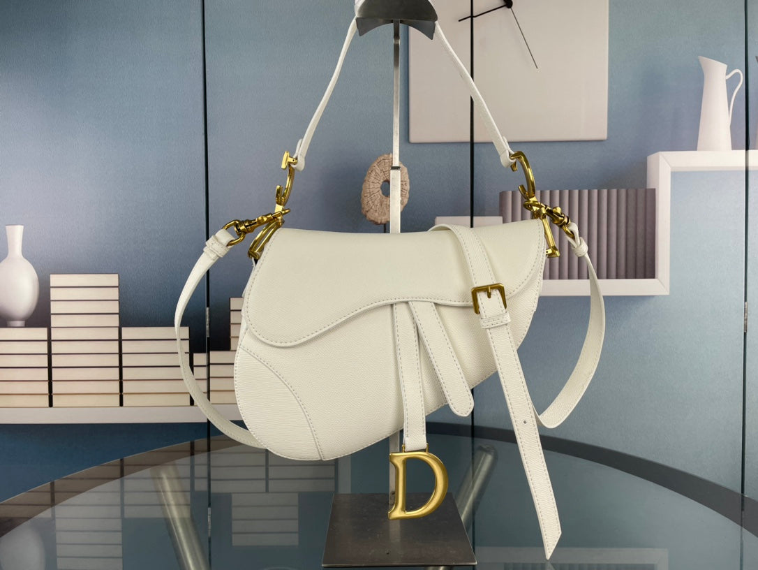 Chic Curve Saddles