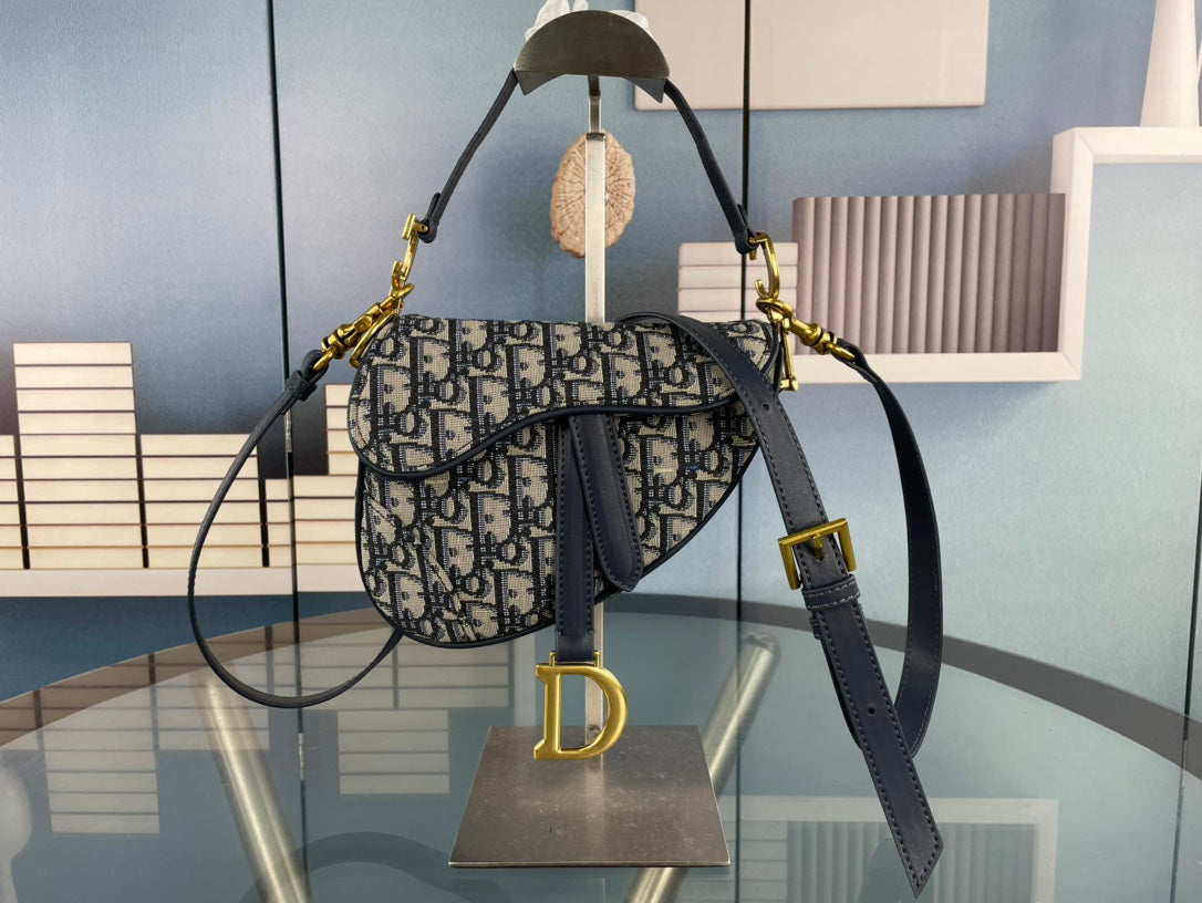 Chic Curve Saddles