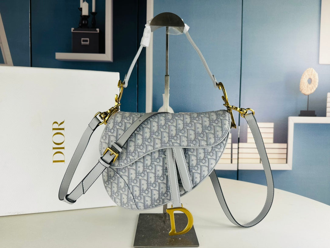 Chic Curve Saddles