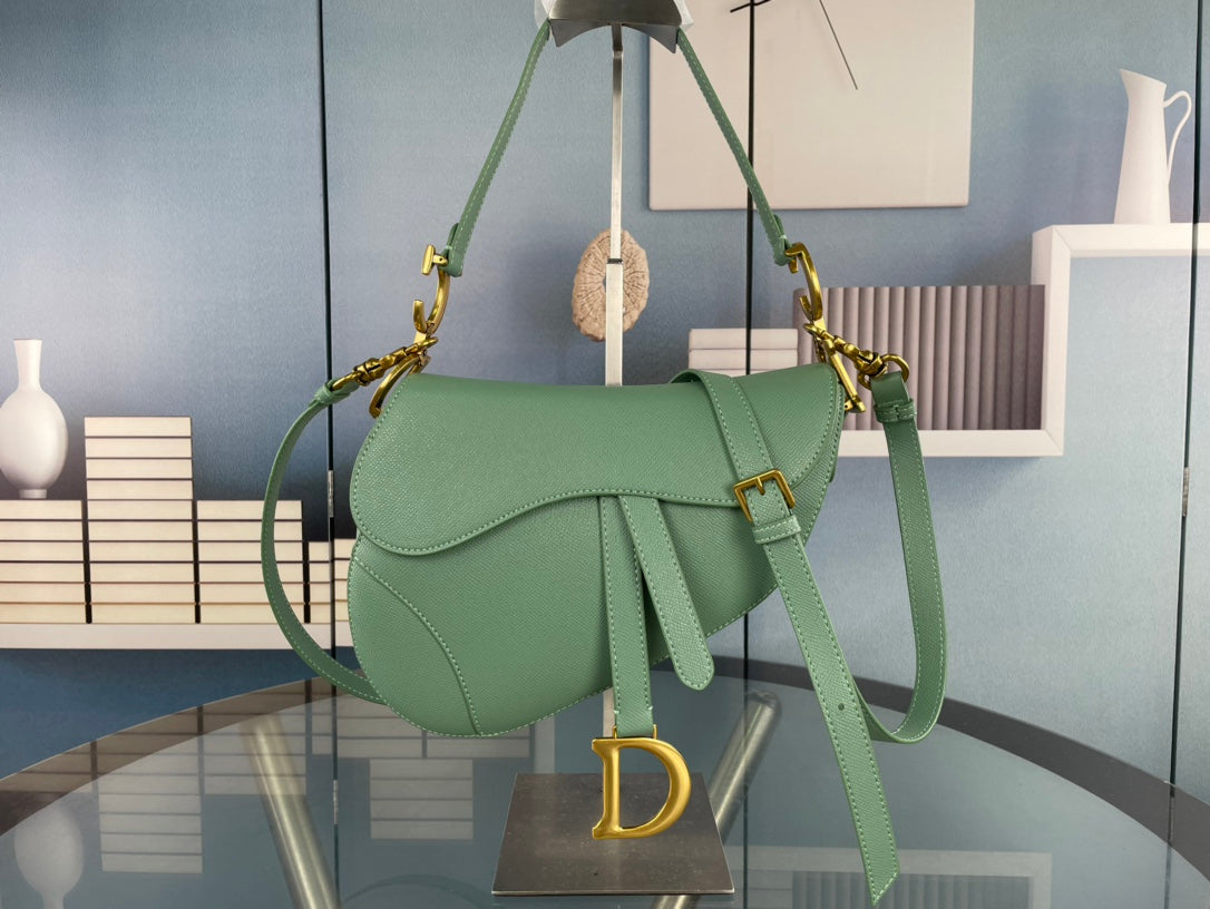 Chic Curve Saddles