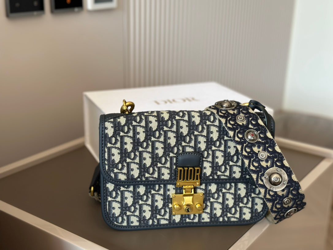 💿 Signature Snap Bag