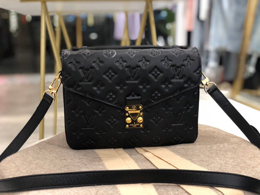 D E A L 🎊 - Monogram Fall Signature Snap Bags