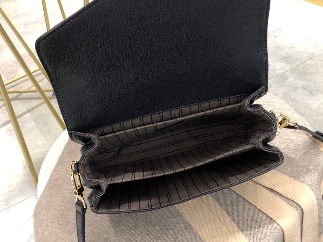 D E A L 🎊 - Monogram Fall Signature Snap Bags