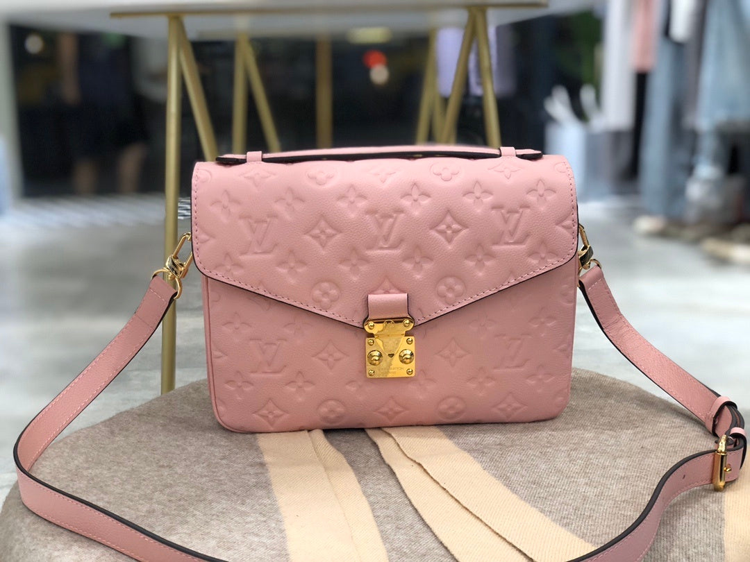 D E A L 🎊 - Monogram Fall Signature Snap Bags