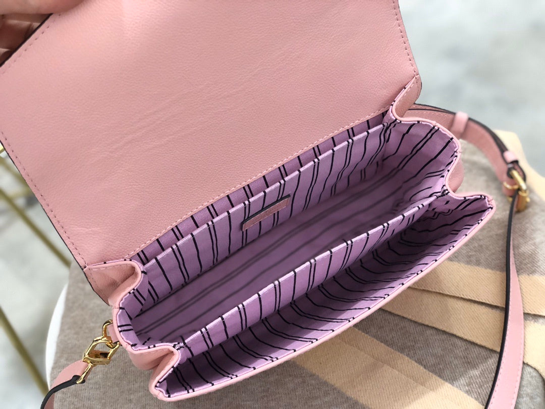 D E A L 🎊 - Monogram Fall Signature Snap Bags