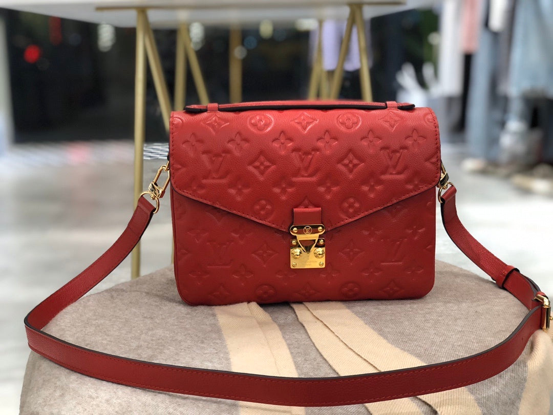 D E A L 🎊 - Monogram Fall Signature Snap Bags